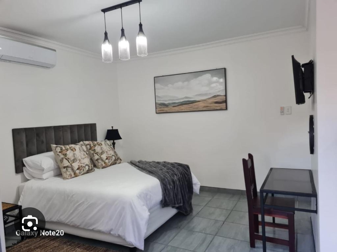 1 Kingsize bedroom KwaMashu Guest House